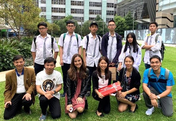 Teachers, students, and UTS and UTS Insearch hosts visit Alumni Green.