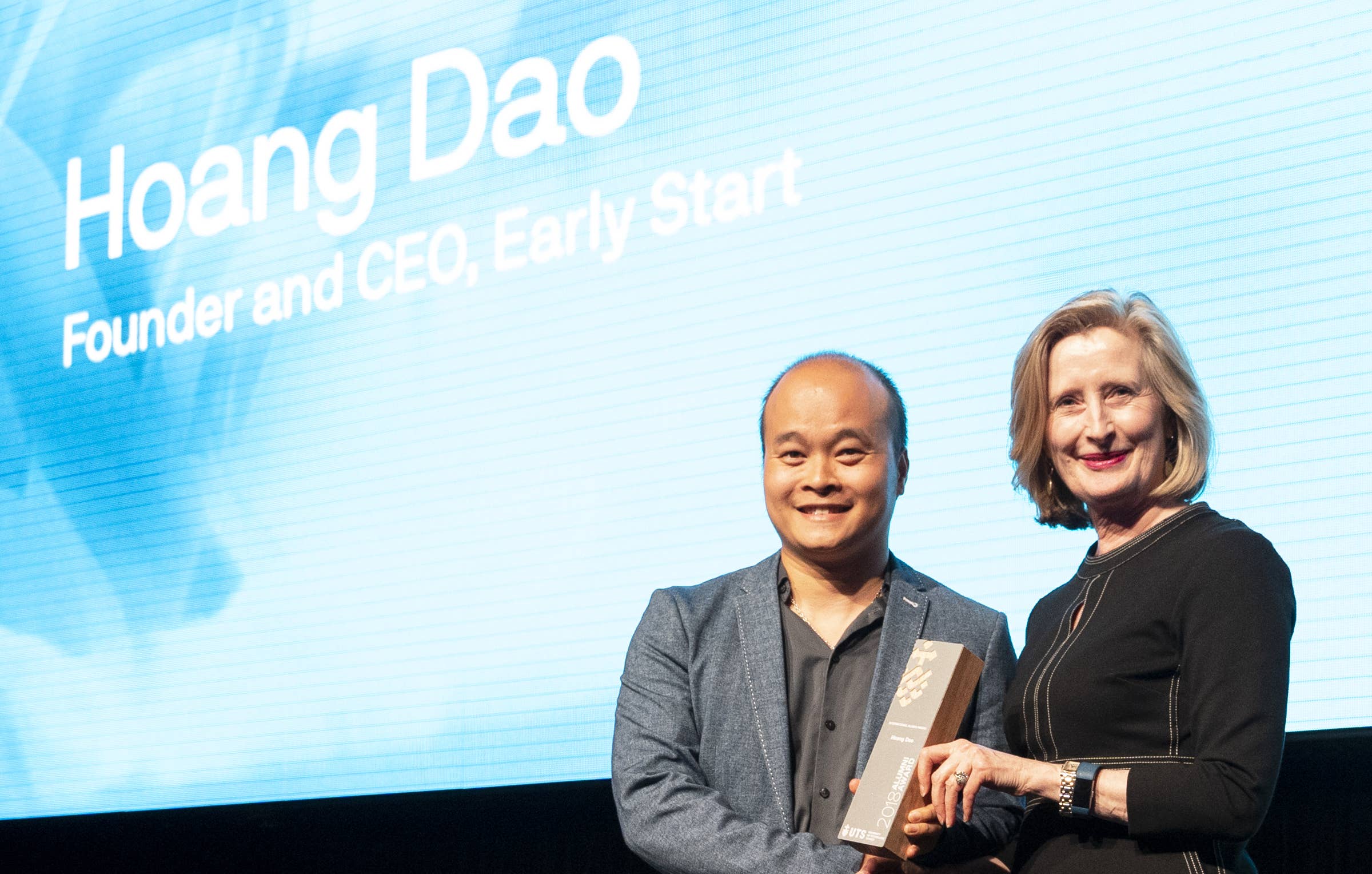 Ms Belinda Howell, UTS Insearch’s Chief Market Development Officer, presents Hoang Dao with the UTS International Alumni Award for 2018.