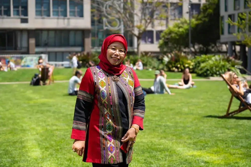 Nurul-Barizah-on-Alumni-Green